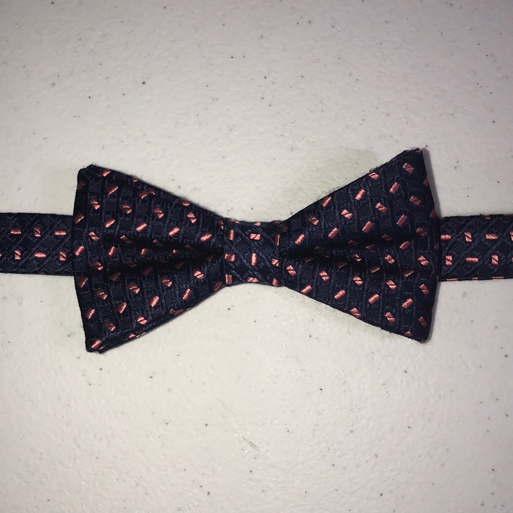 Van Heusen, Bow Tie, Like New, %100 Silk, Blue & Pink Design
